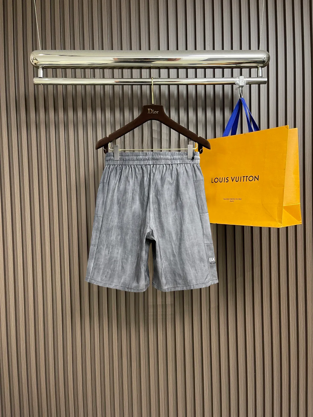 Balenciaga's three-standard complete 2025 summer New Arrival men's casual shorts, advanced custom-made Breathable fabric, Breathable fabric, extremely stretchy and comfortable, impeccable details, top-grade accessories, original logo design concept, delicate and soft feel! The upper body fit is awesome! Size: M-XXXL Please state your height and weight when ordering